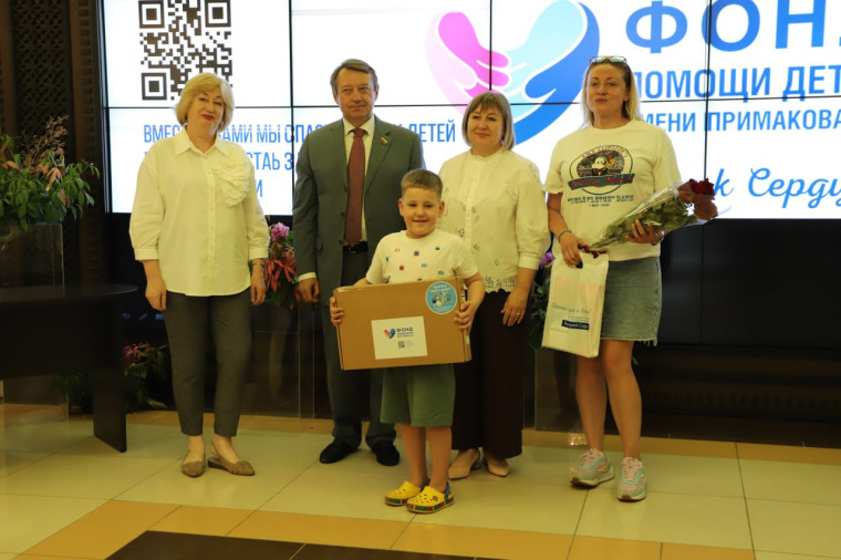 Юным жителям с особенностями здоровья из Белгородского района вручили подарки.