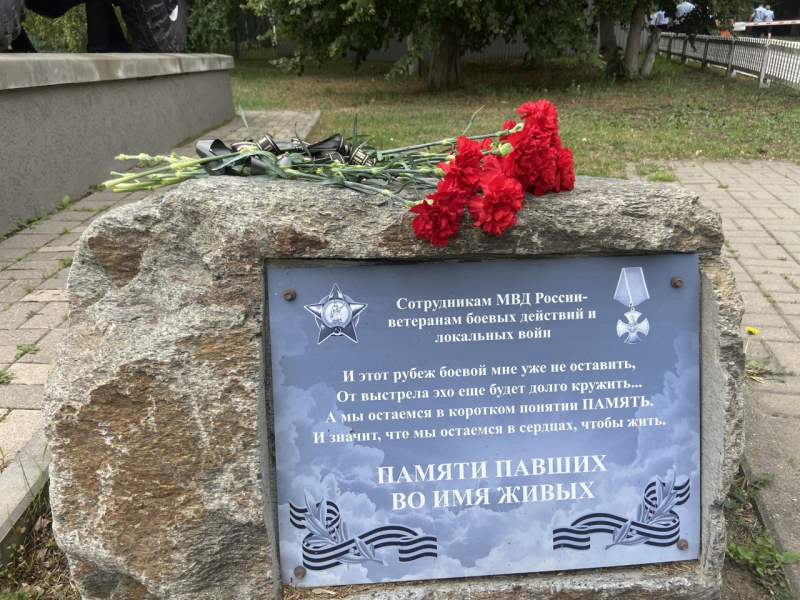 Белгородские полицейские в День ветеранов боевых действий почтили память коллег, погибших при исполнении служебного долга.