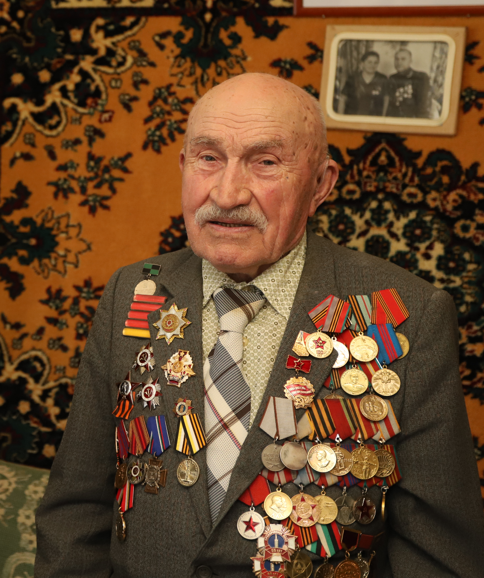 Сотрудники ОМВД России по Белгородскому району поздравили ветерана ВОВ с Днем защитника отечества