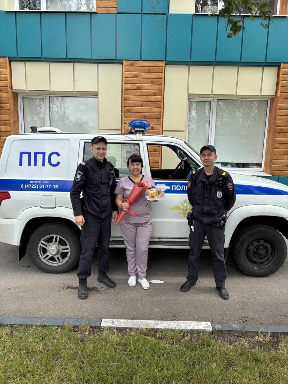 Полицейские Белгородского района поздравили с профессиональным праздником медицинских работников..