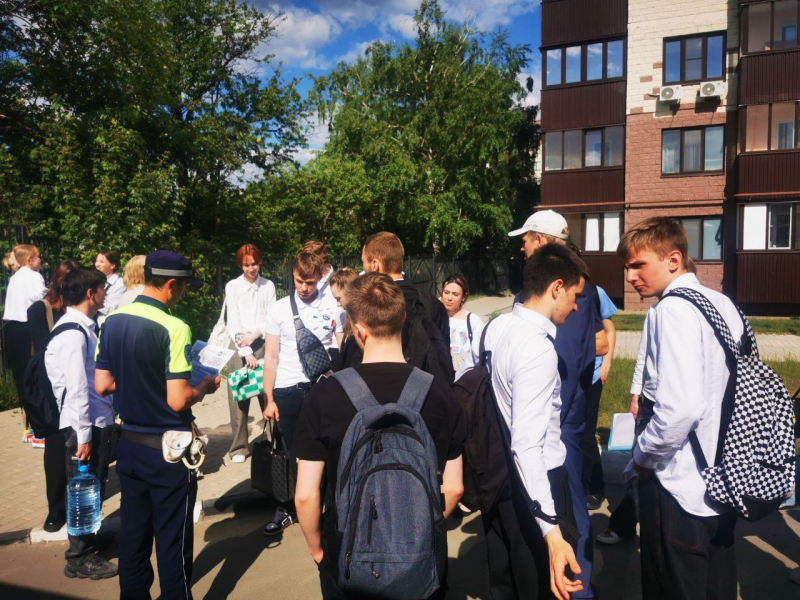 Сотрудники Госавтоинспекции Белгородского района встретились с выпускниками школ.