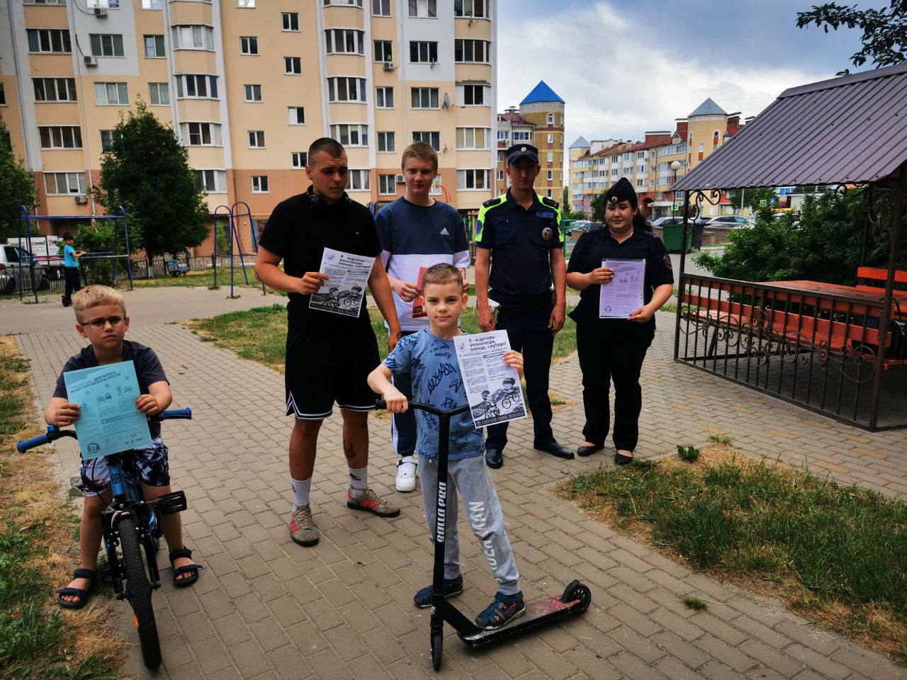 Белгородские автоинспекторы организовали практические ликбезы по ПДД во дворовых территориях многоквартирных домов.