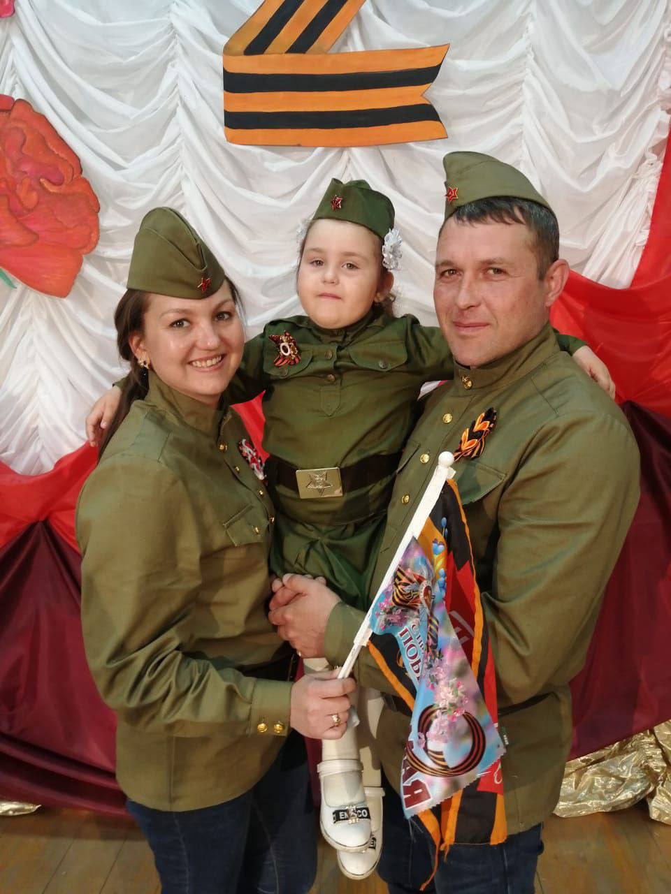 Дочь сотрудников полиции поздравила с Днём Победы.