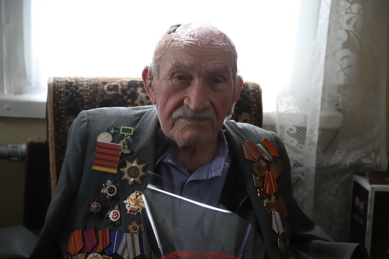 В Белгородском районе полицейские и председатель Общественного совета навестили ветерана Великой Отечественной войны.