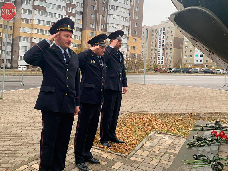 Сотрудники ОМВД России по Белгородскому району почтили память коллег, погибших при исполнении служебного долга.