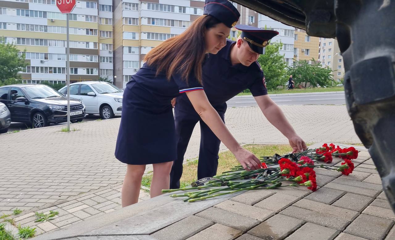 Белгородские полицейские в День образования российской полиции почтили память погибших при исполнении служебного долга коллег.