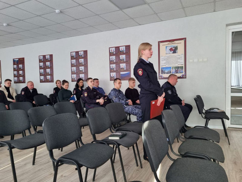 В Белгородском районе для молодых сотрудников полиции организовали встречу с руководством, ветеранами органов внутренних дел и общественниками.
