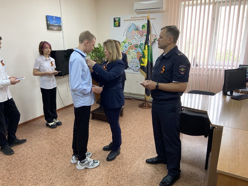 Полицейские и представители общественного совета вручили паспорта юным жителям Белгородского района.