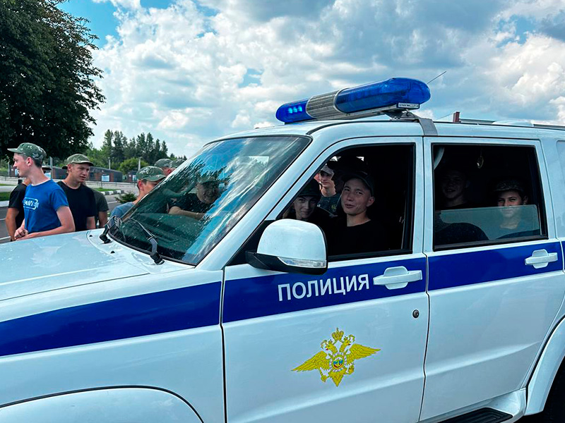 Профориентационное мероприятие провели сотрудники ОМВД России по Белгородскому району в лагере военно-исторических сборов «Армата».