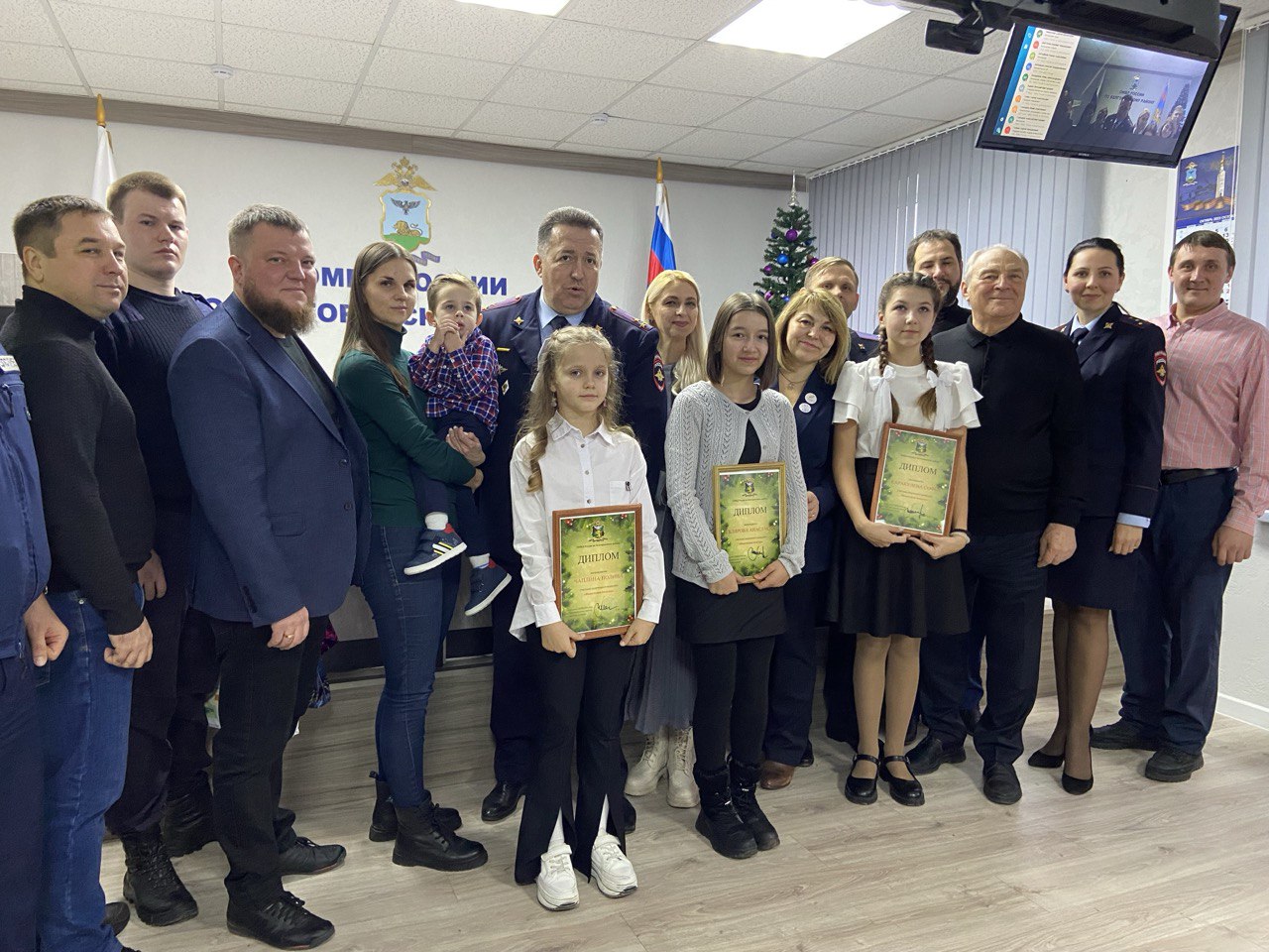 В ОМВД России по Белгородскому району состоялось награждение детей, сделавших лучшие новогодние поделки.