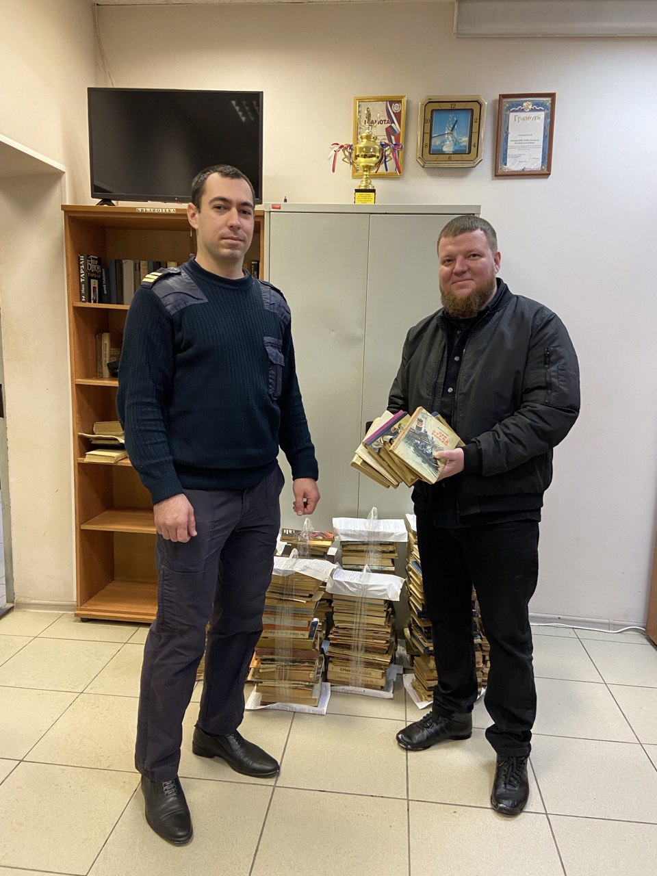 Председатель Общественного совета при ОМВД России по Белгородскому району передал более 150 книг в библиотеку ИВС.