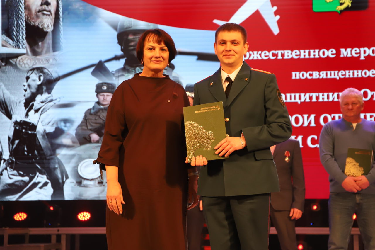 В Майском районном Дворце культуры провели мероприятие, посвящённое Дню Защитника Отечества.