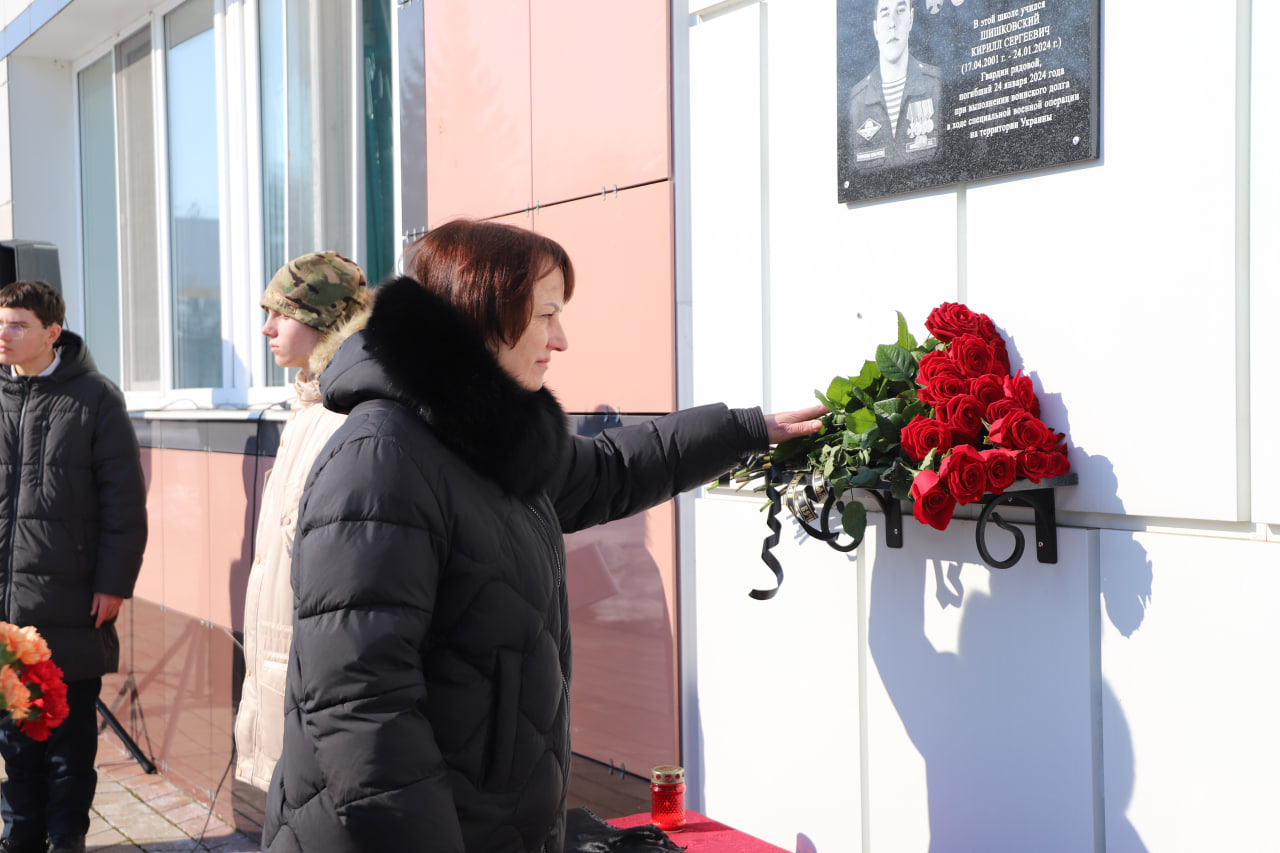 На стенах Комсомольской СОШ увековечили память участника специальной военной операции.