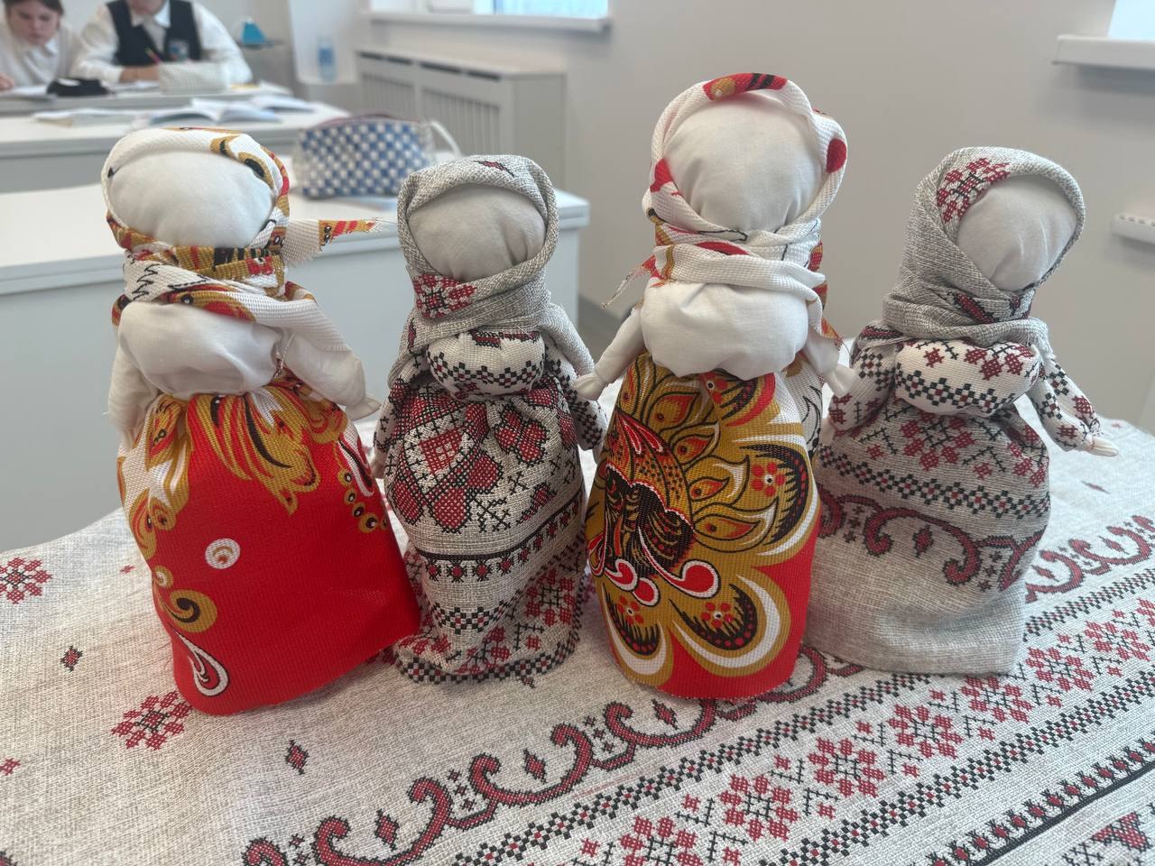 В Северной школе «Большая Медведица» прошли мастер-классы по изготовлению куклы-оберега «Столбушка».