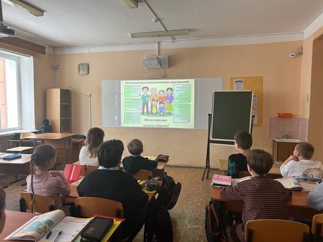 Ученики медицинских классов участвуют в тематических мероприятиях по поддержке здоровья.