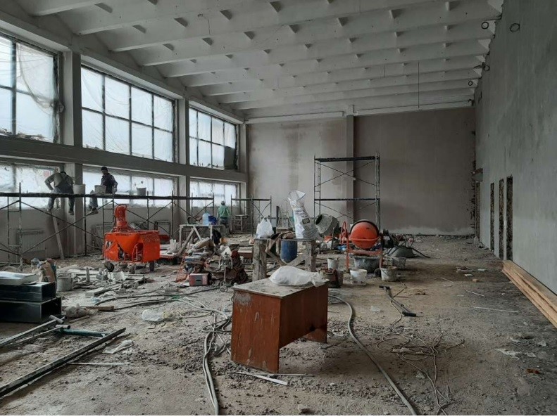 В спортивном зале Майской гимназии продолжается капитальный ремонт