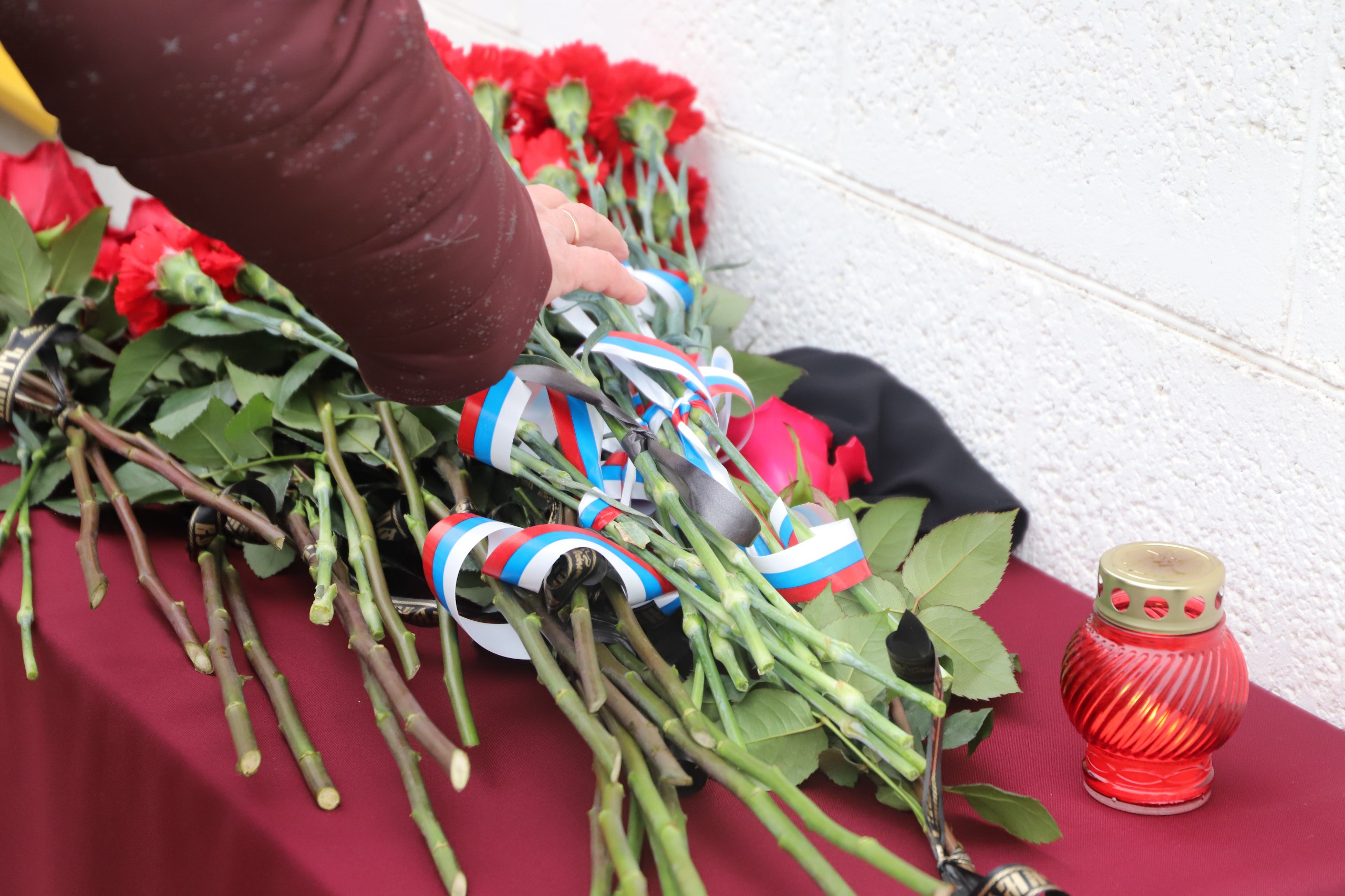 В трёх школах Белгородского муниципального округа увековечили память выпускников, погибших в ходе исполнения воинского долга.