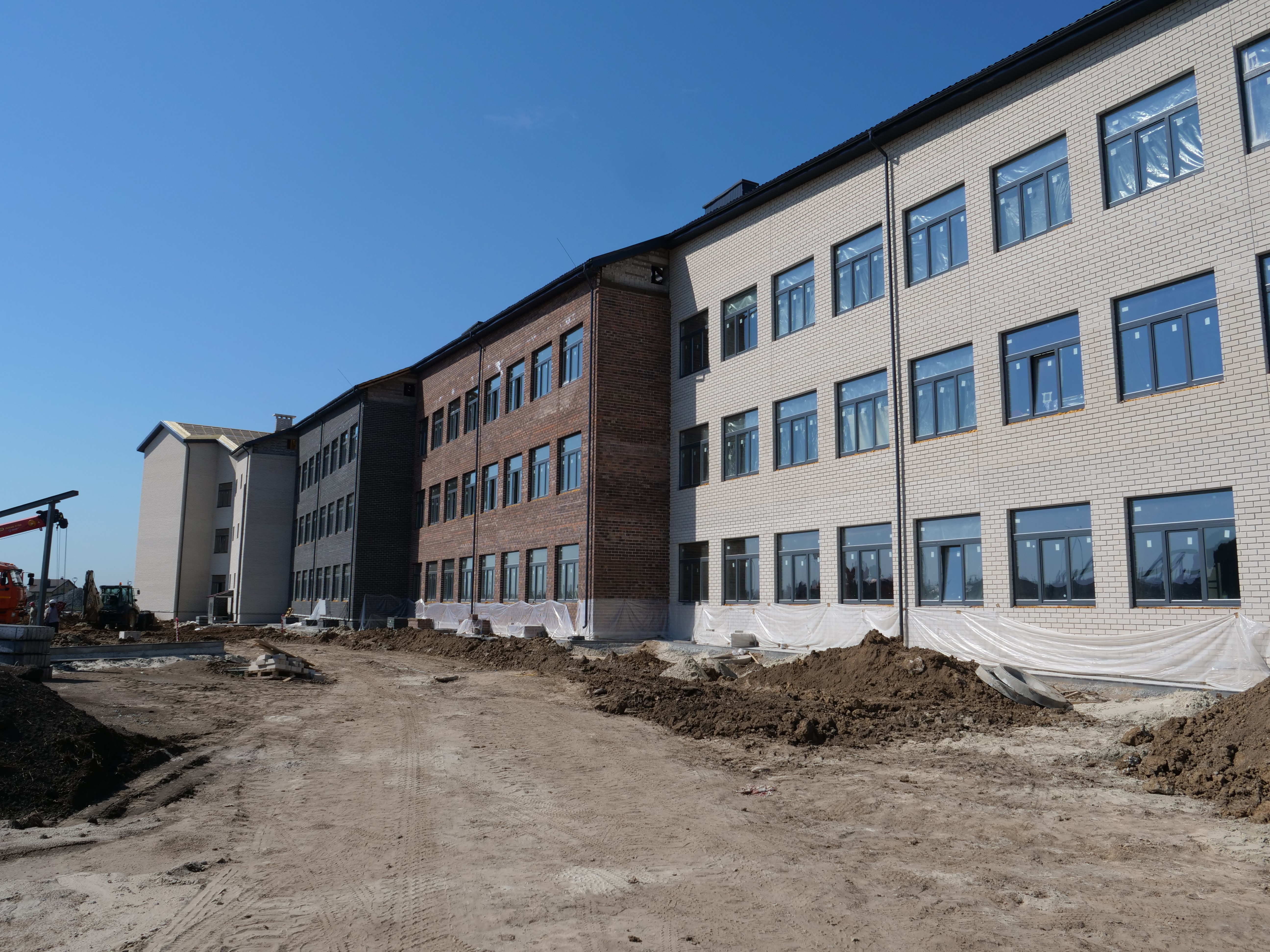 В микрорайоне Новосадовый-41 строится школа на 1000 мест