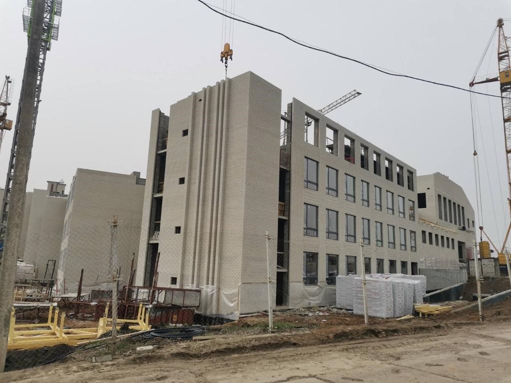 В строящейся школе микрорайона «Наследие» ведётся кирпичная кладка стен четвёртого этажа.