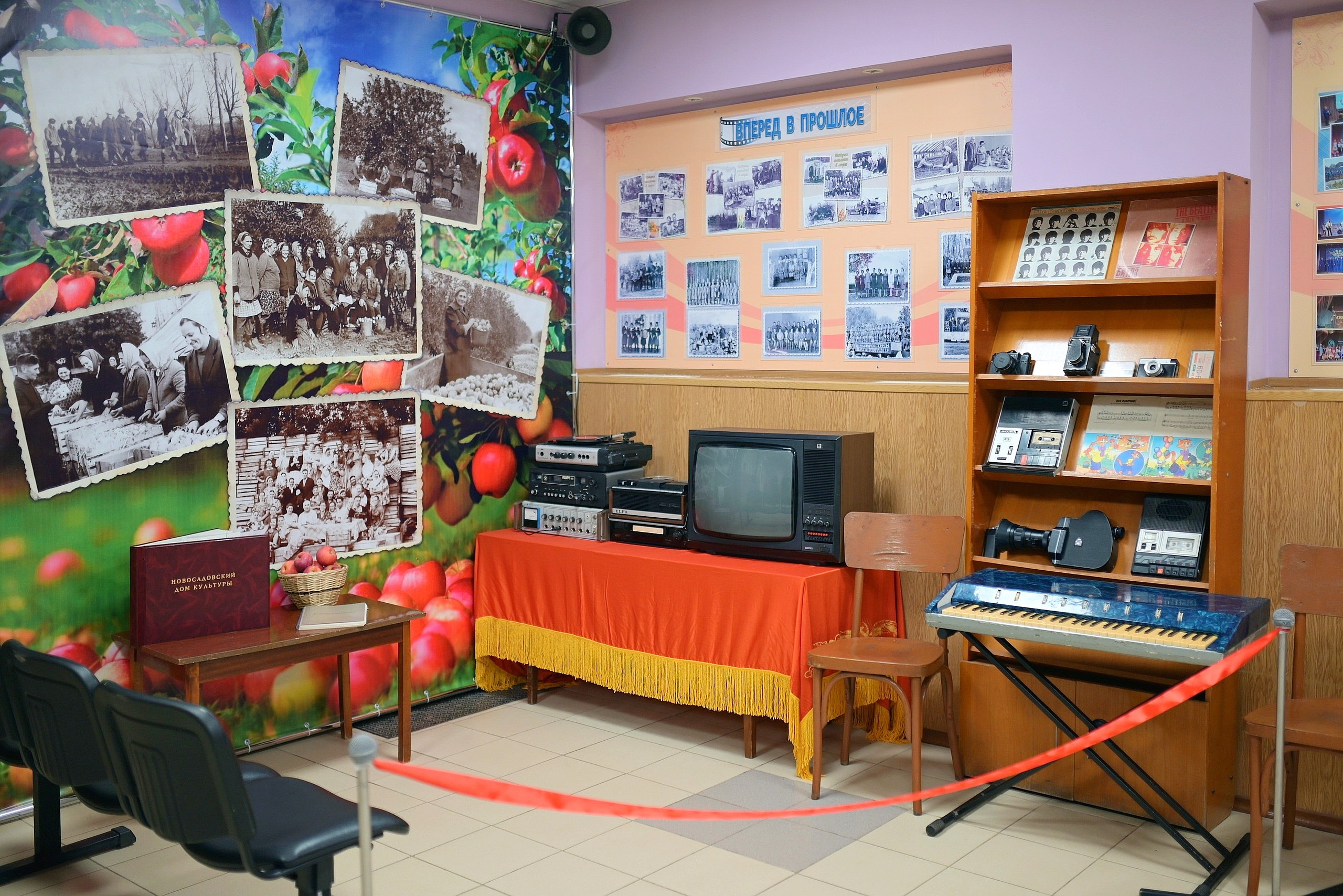 В Центре культурного развития посёлка Новосадовый открылось новое арт-пространство «Вперёд в прошлое».