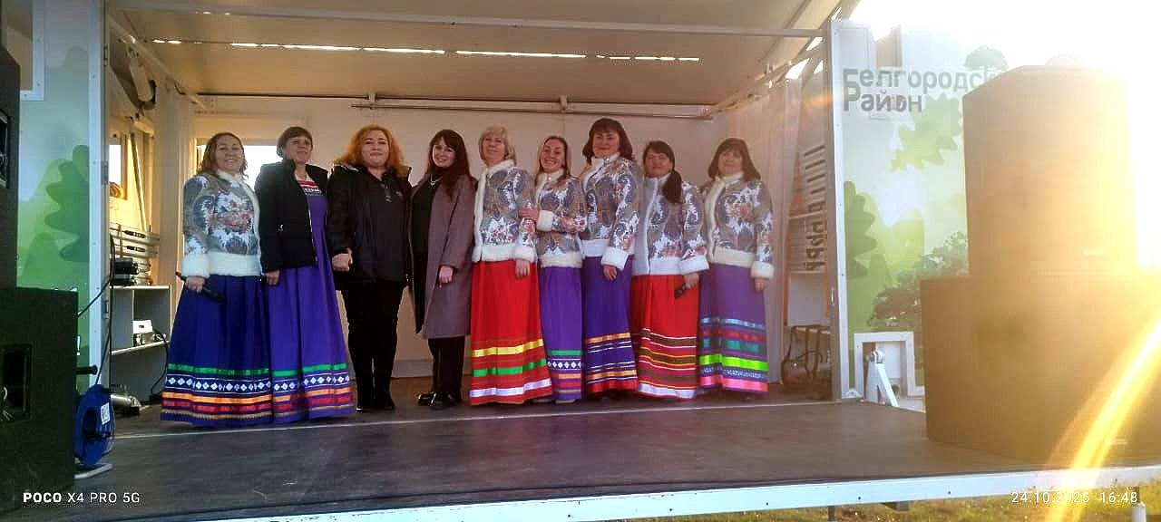 Передвижной культурный центр порадовал жителей Драгунского концертной программой.