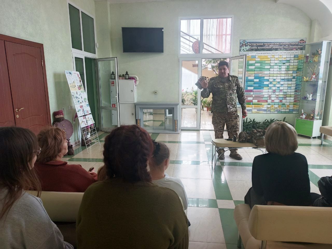 В Центре культурного развития села Пушкарное состоялась встреча с сотрудником сводного оперативного отряда содействия правопорядку Павлом Гринякиным.