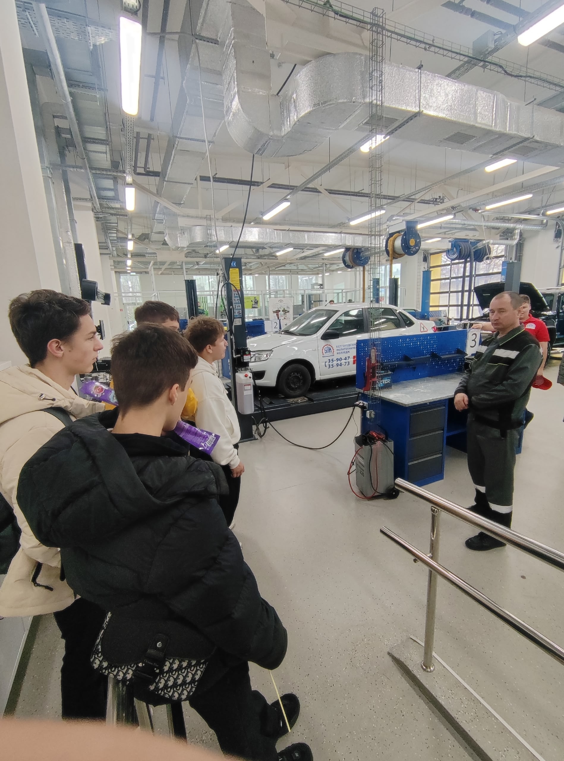 Ученики Разуменской школы «Вектор Успеха» познакомились с профессией станочника широкого профиля.