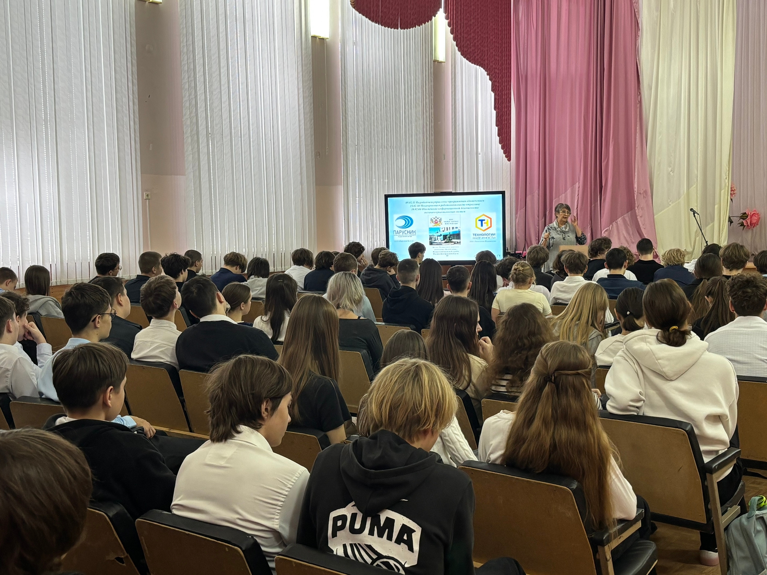 В Дубовской школе состоялась встреча с представителем Инжинирингового колледжа НИУ «БелГУ».