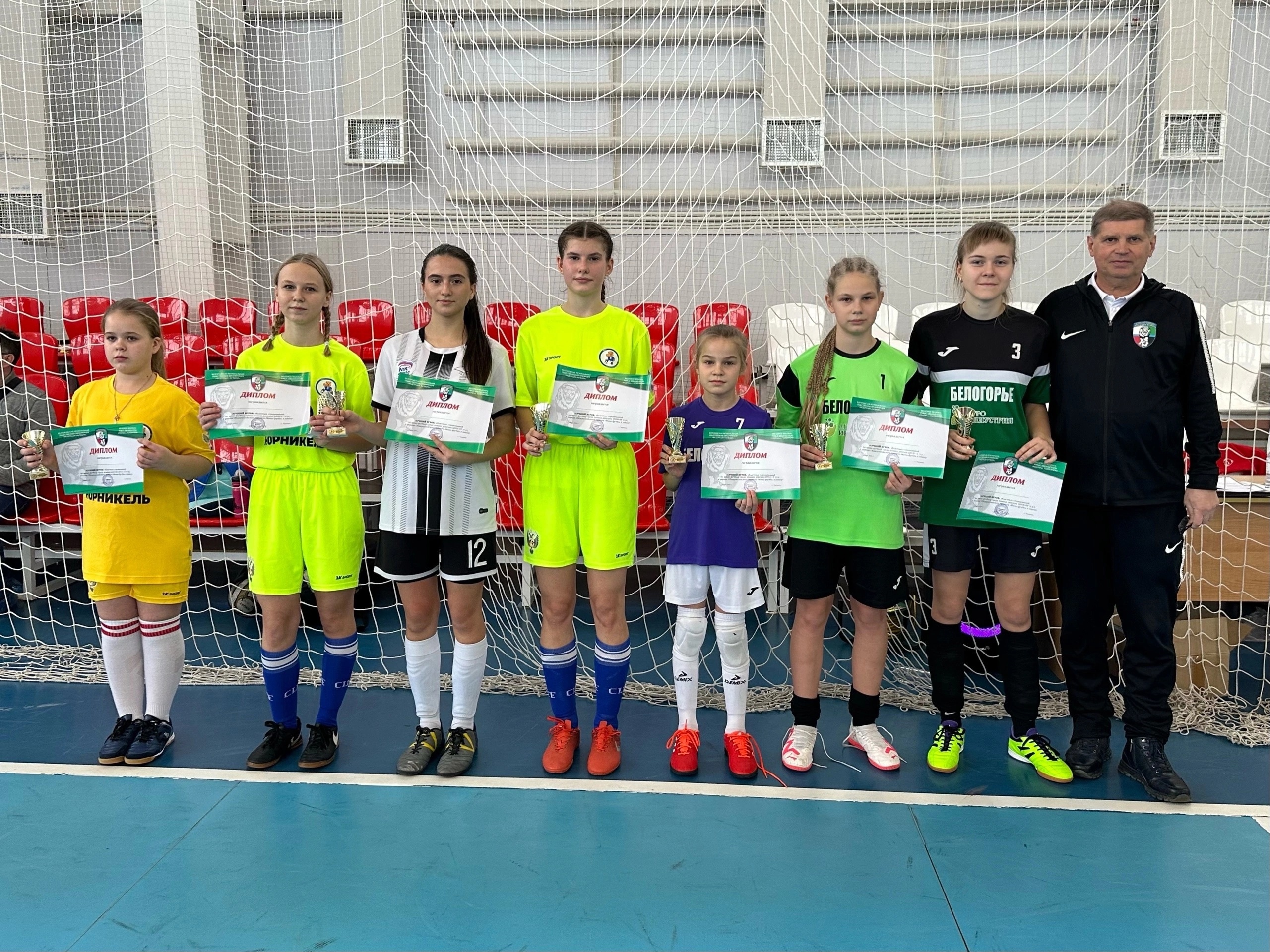 Наши юные спортсменки показали отличные результаты в областных соревнованиях по мини-футболу среди команд девочек.