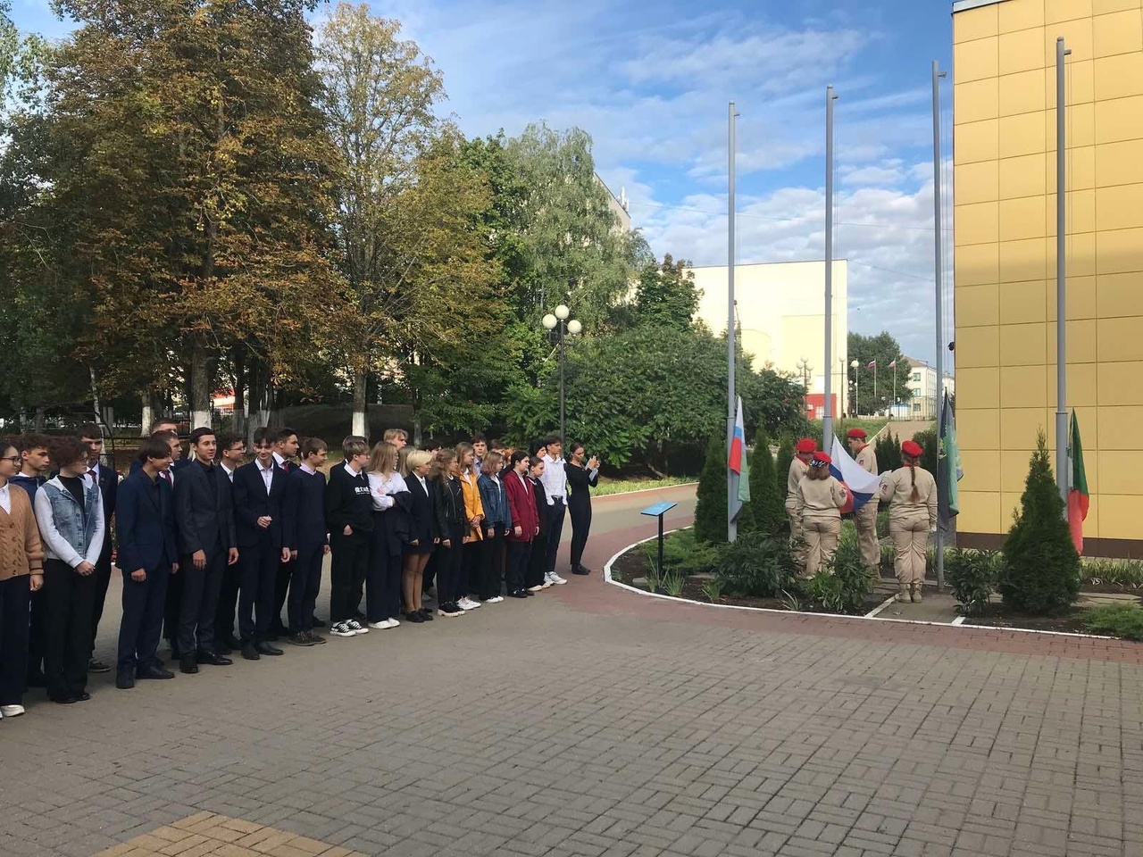 В Белгородском районе учебная неделя началась с поднятия флага и исполнения гимна России.