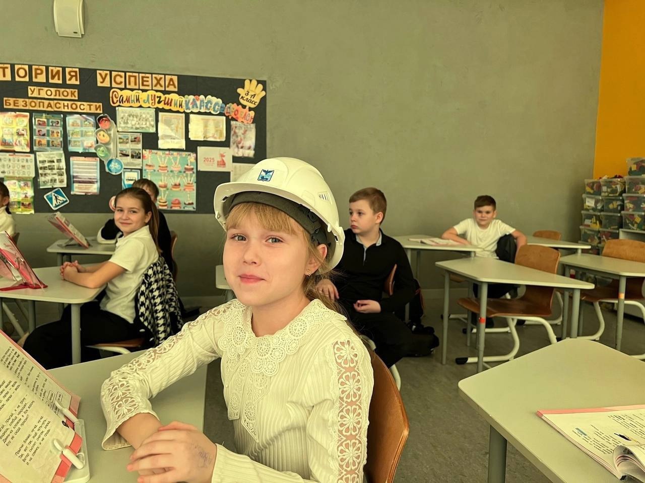 Ученики Новосадовской СОШ «Территория Успеха» встретились с представителями Министерства строительства Белгородской области.