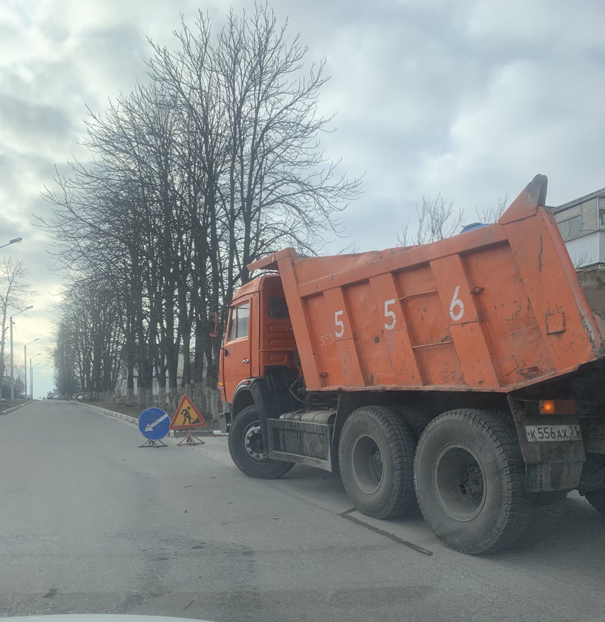 В посёлке Северный проводят аварийный ямочный ремонт дорожного покрытия.