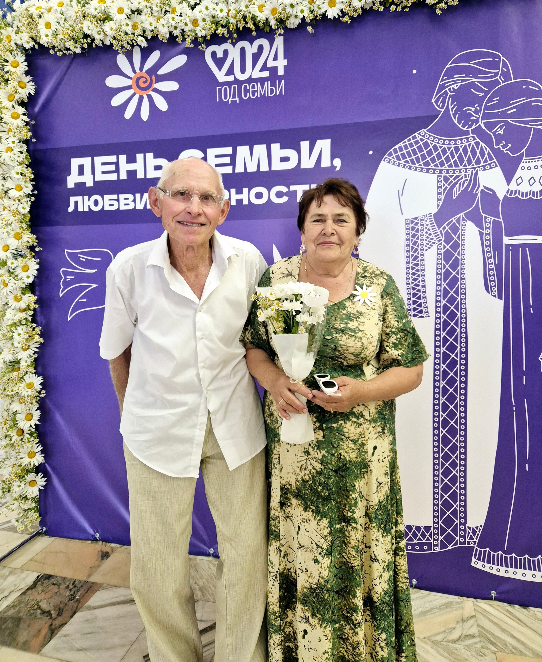 Две супружеские пары Белгородского района удостоены общественной награды.