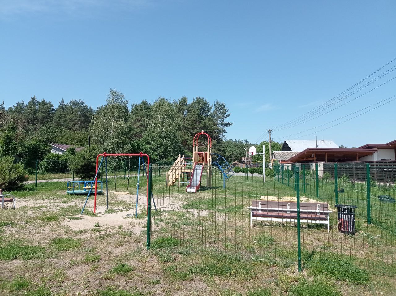 В Карнауховке установили новое ограждение на детской площадке.