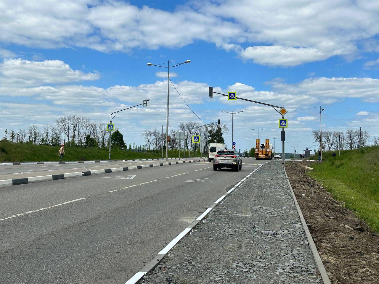 В посёлке Новосадовый на выезде с улицы Тенистой появился светофор.