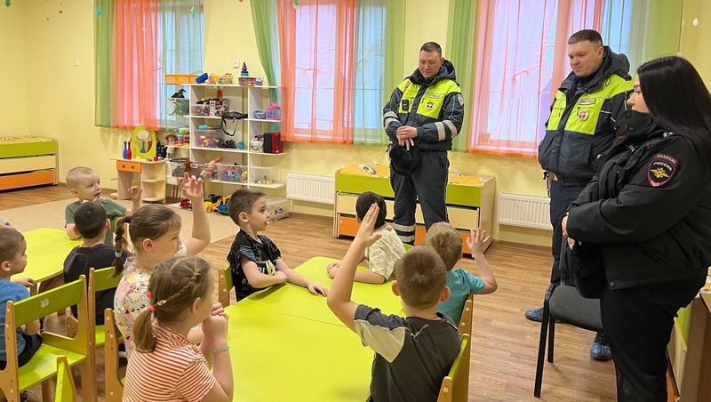 Полицейские рассказали дошкольникам о правилах поведение на дороге зимой.