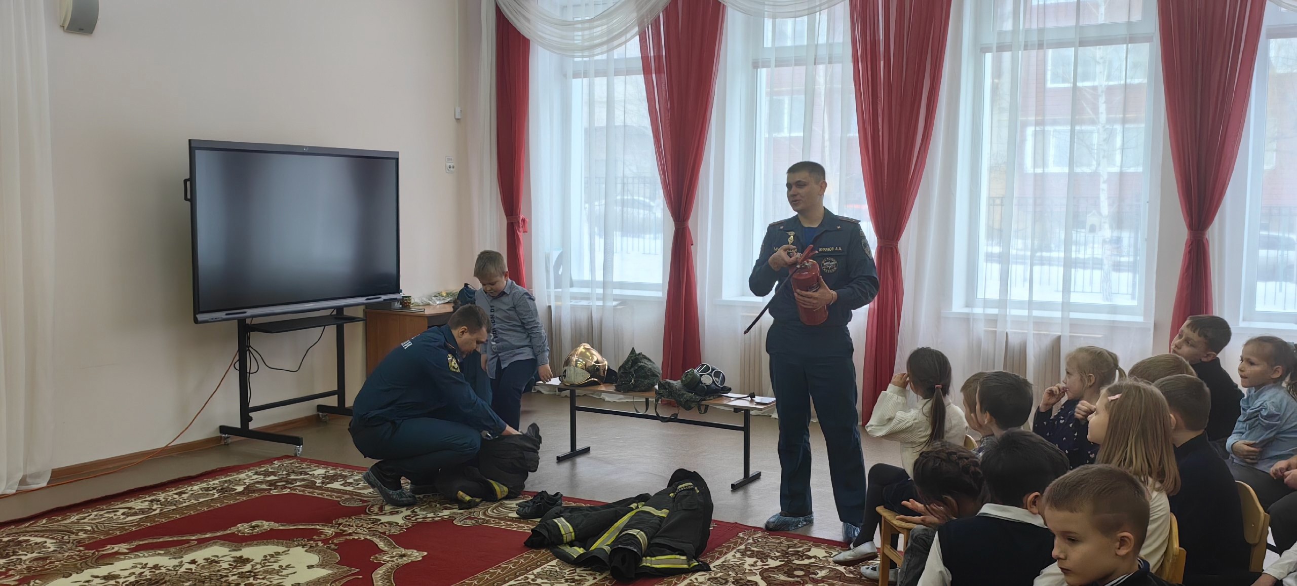 Сотрудники МЧС из отдела надзорной деятельности и профилактической работы провели урок безопасности для воспитанников начальной школы посёлка Дубовое.