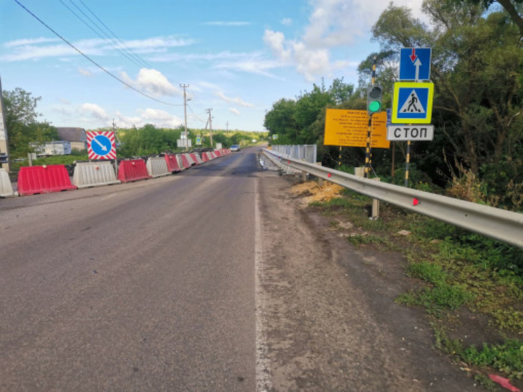 В посёлке Октябрьский идёт ремонт моста через реку Лопань.