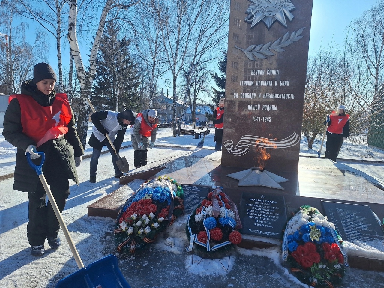 Волонтёры наводят порядок на памятных местах Белгородского района.
