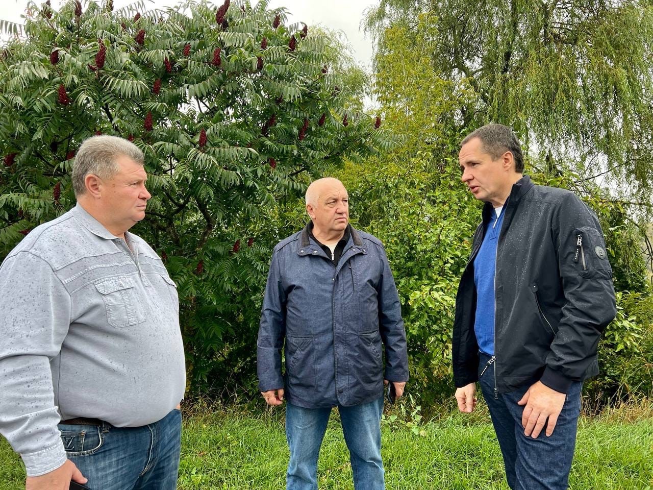 Вячеслав Гладков и Владимир Перцев посетили село Красный Хутор, которое ранее подверглось обстрелу.