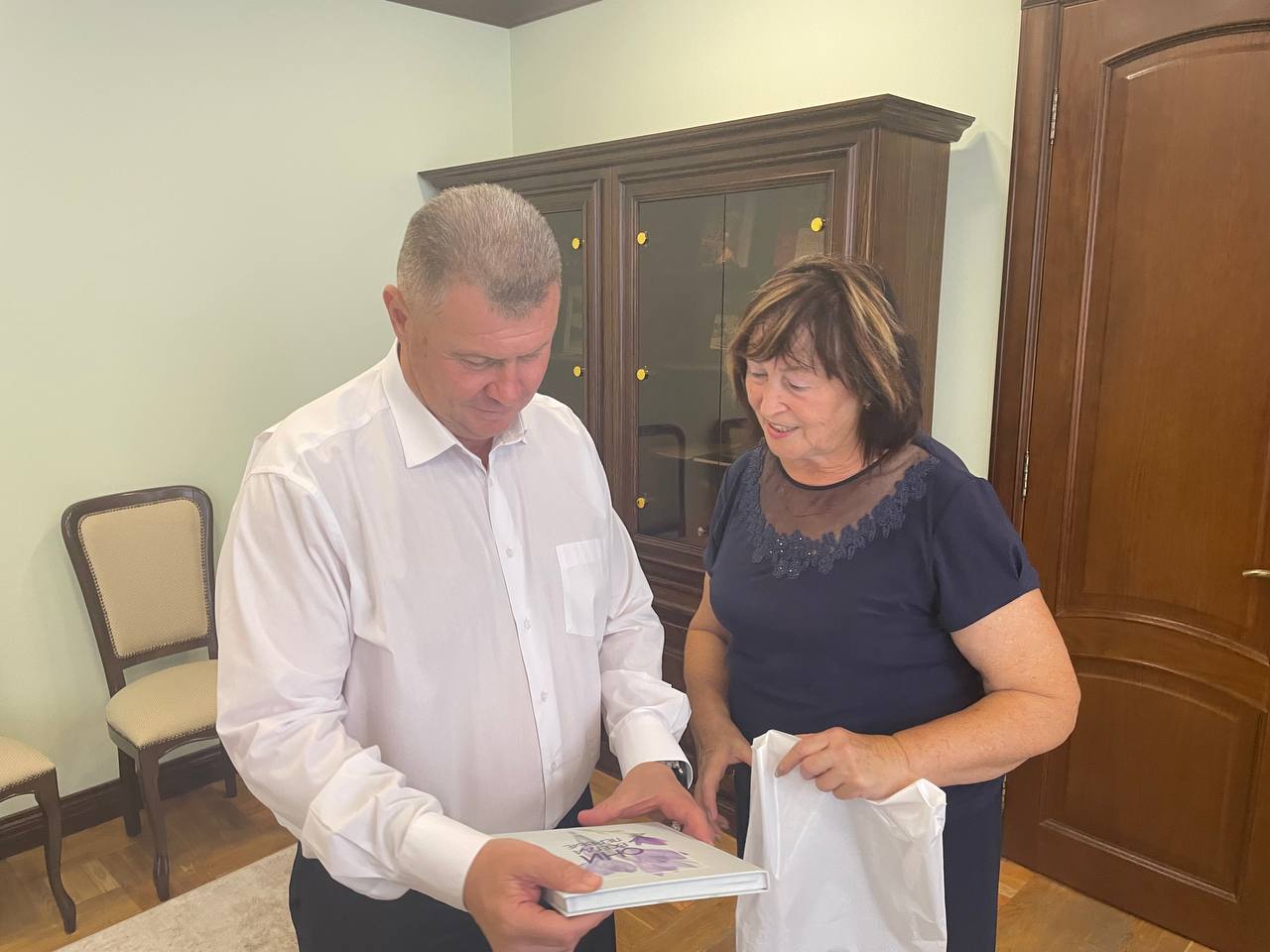 Глава администрации Белгородского района Владимир Перцев встретился с председателем районного Совета женщин Антониной Бараевой.