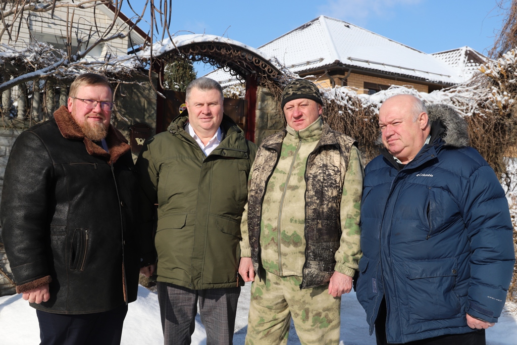 Владимир Перцев в преддверии праздника 23 февраля навестил защитников Отечества и их семьи
