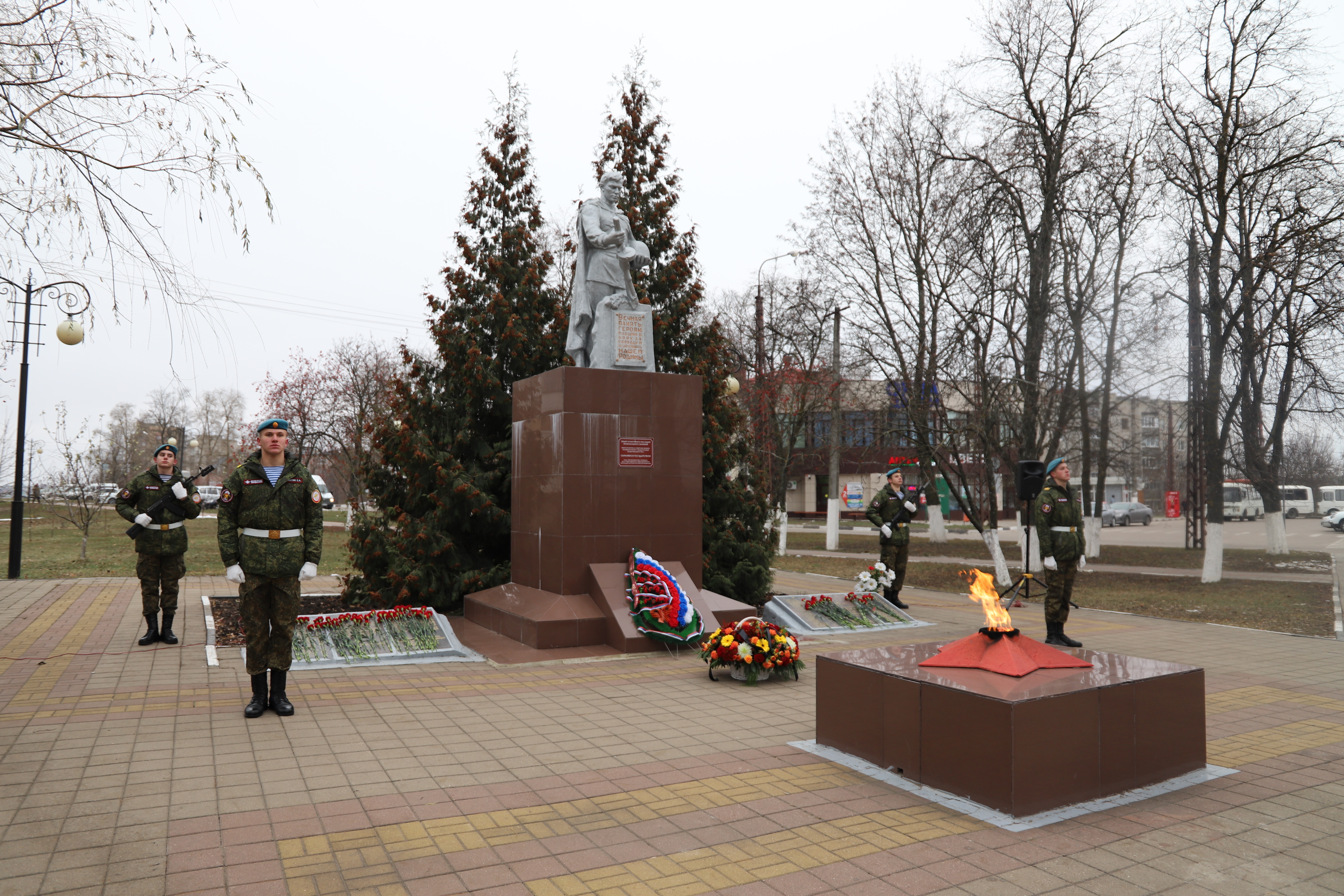 В День неизвестного солдата в посёлке Майский прошла торжественная церемония возложения цветов