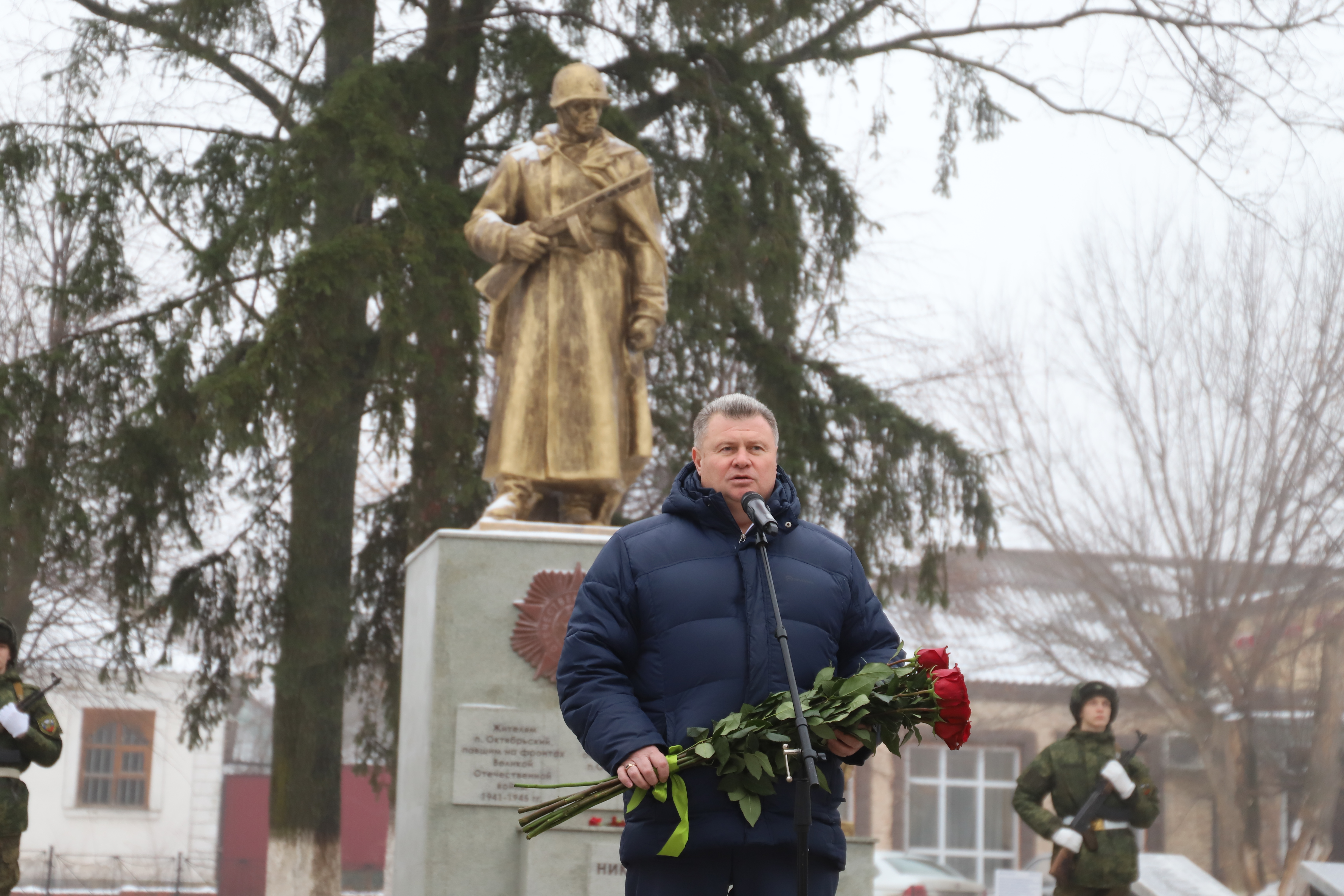 На «Аллее Славы Героев войны и труда» Белгородского района почтили память защитников Отечества.