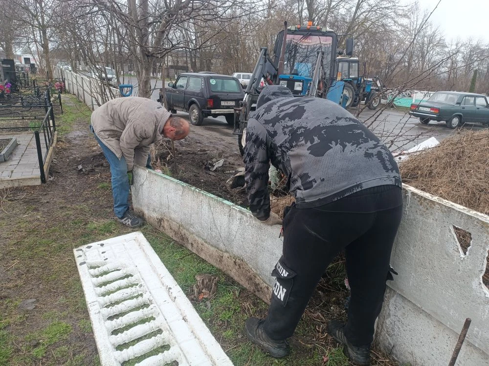 На территории округа продолжаются работы по наведению порядка.