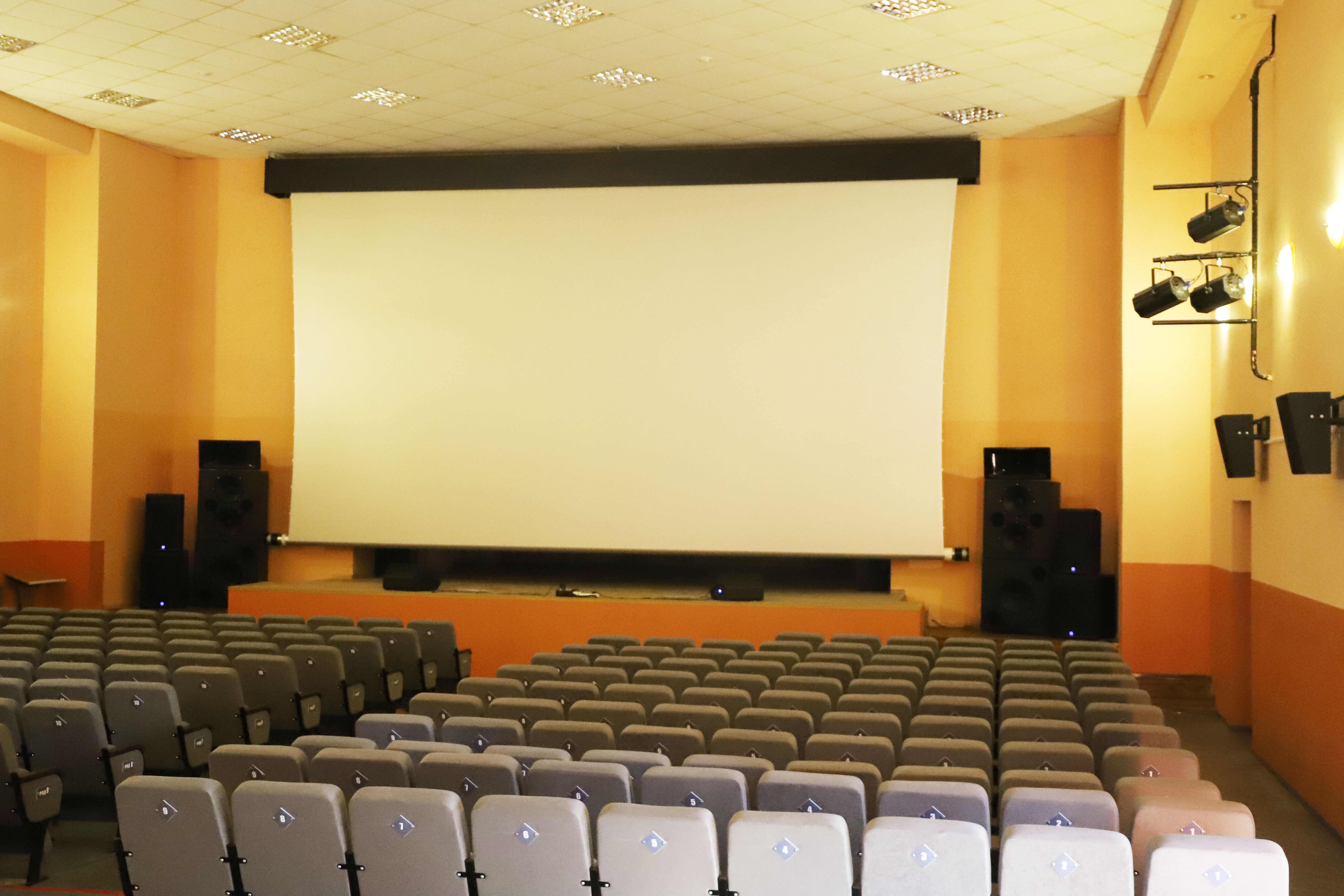 В Центре культурного развития посёлка Октябрьский состоялось торжественное открытие кинозала