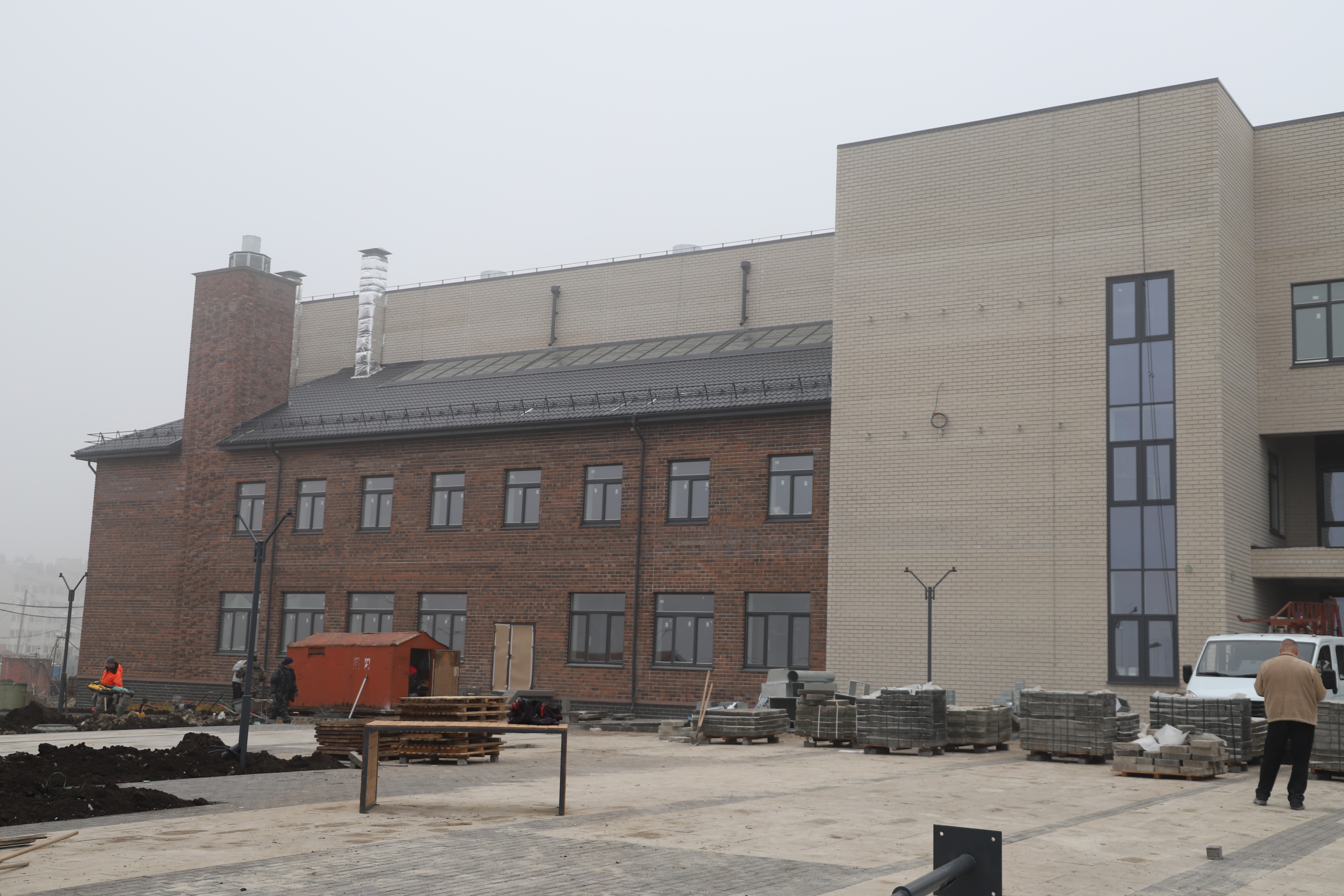 В микрорайоне Новосадовый-41 завершается строительство школы на 1000 мест