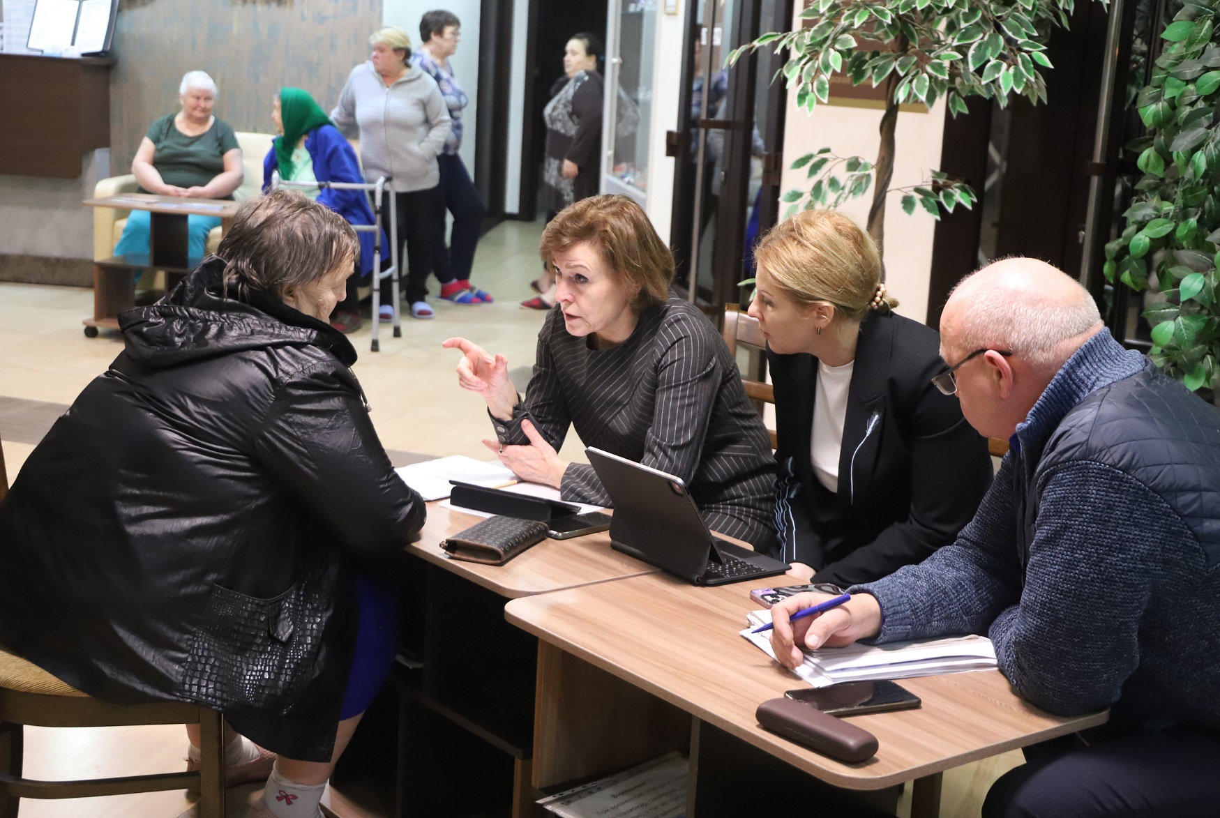 Встречи с жителями приграничья Белгородского района, отселёнными в связи с введением режима ЧС, продолжаются.