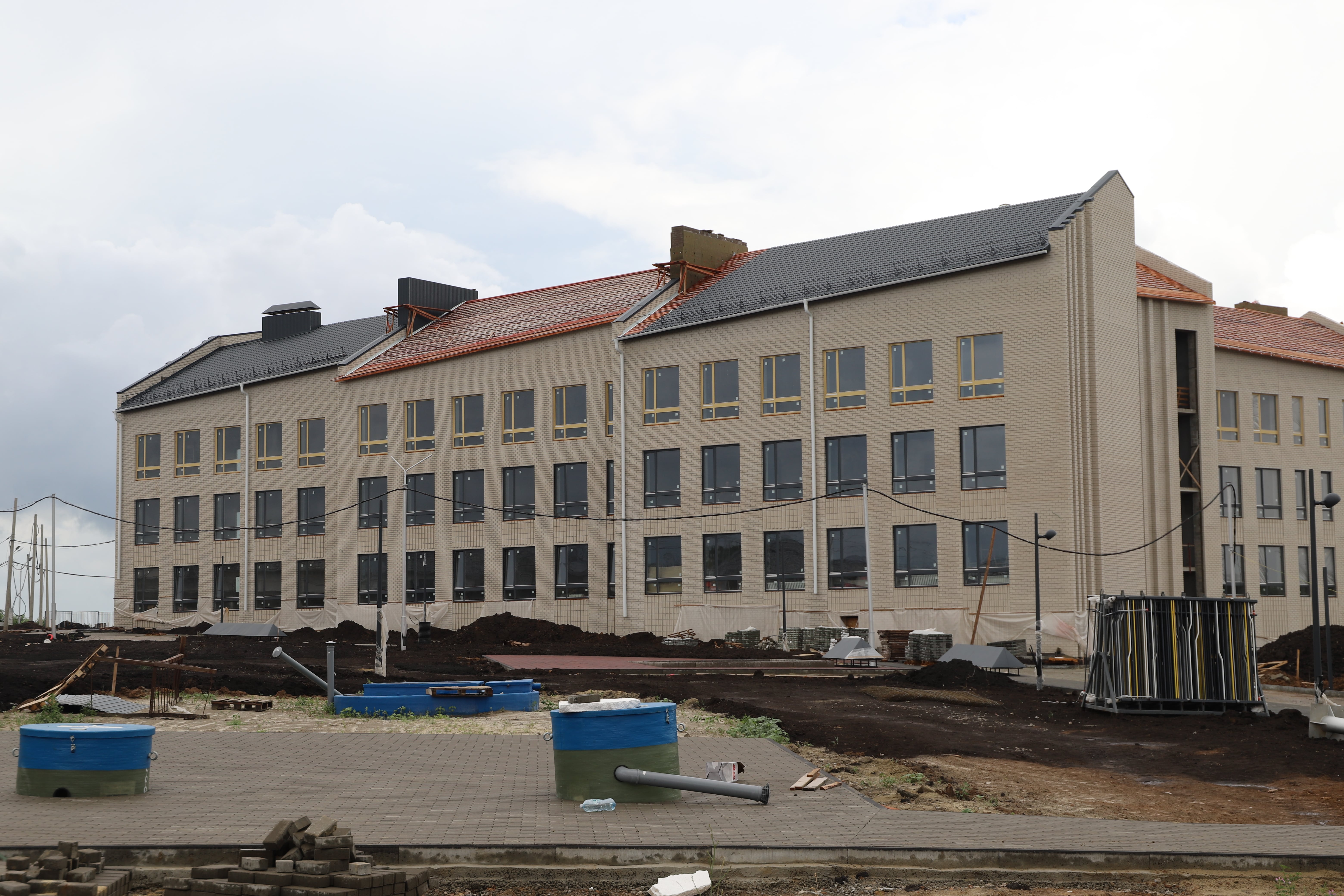 В школе на 1000 мест в микрорайоне «Наследие» Дубовского поселения продолжаются активные строительные работы.
