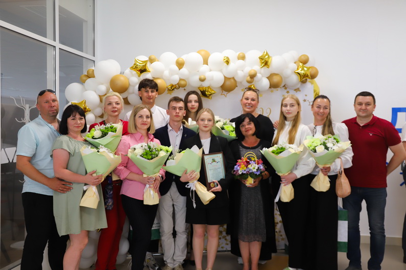 Выпускников Белгородского района наградили медалями «За особые успехи в учении».